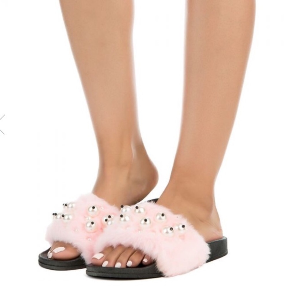 Sold Out❗️Faux fur / pearl slides 😻😻